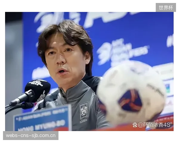 为应对捷克队的高空球优势，洪明甫可能在下半场换上曹圭成对等消耗对方中卫。